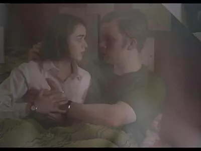 दोन मोहक मुली त्या भाग्यवान कळीला डोके देत आहेत