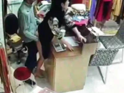 बहिणीला तिच्या खडबडीत सावत्र भावाकडून चोदले जात आहे