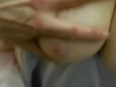 फिरायला गेल्यानंतर ब्राझिलियन पिल्लाला स्टडची चुली चोखायची आहे