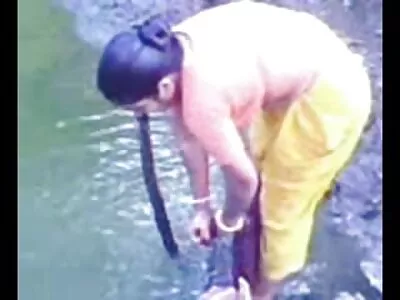 पट्टेदार स्वेटरमधील कर्कश चित्रकार मोहक गोरा मॉडेलला चोखतो