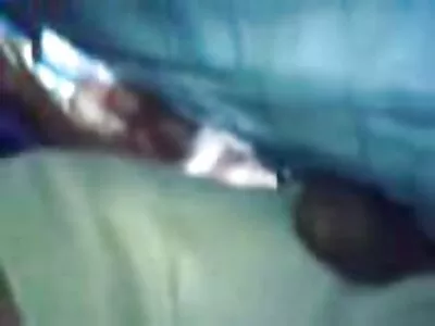 टॅन्ड मुलगी चालू होते आणि बॉयफ्रेंडला बोटवर ब्लोजॉब देते