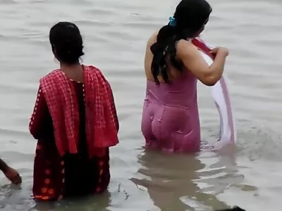 पुच्ची ओले होईपर्यंत लाल केसांची बेबी प्रचंड बीबीसी वर उडी मारते