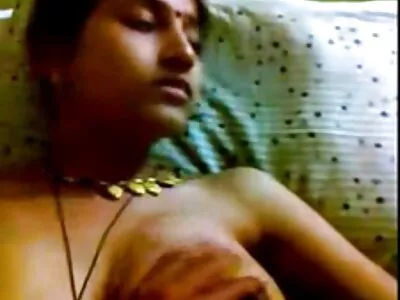 Busty Latina ची मोठी गांड आणि मोठ्या स्तनांचा एक मोठा संच आहे