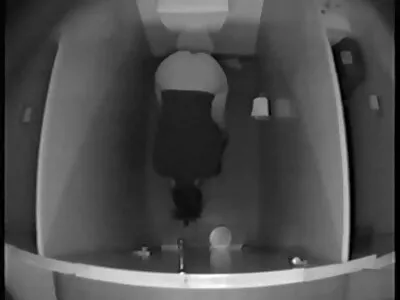 लॅटिना डोके वर टाच घालून माणसाला त्याच्याकडून ओरल सेक्स हवी आहे
