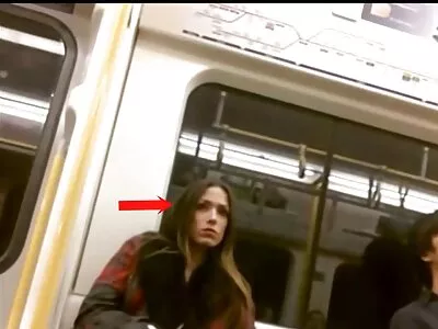 रूममेट सुंदर मुलींना सामील करते जे व्हायब्रेटरने pussies संतुष्ट करतात