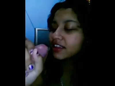 गोंडस लॅटिना श्यामला आहे प्रिय माणूस शोषण मांजर