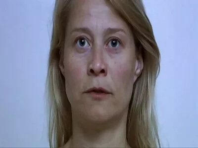 अधोवस्त्र मध्ये मोहक आबनूस POV मध्ये एक तेलकट footjob करते