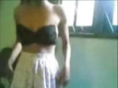 सेक्सी दिवा खरबूज बाहेर काढते आणि एका बसमध्ये तोंडात लिंग घेते