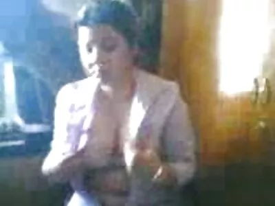 Busty Latina गोरा सोफा वर आश्चर्यकारक blowjob देते