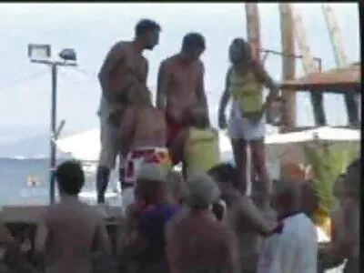 श्यामला मुलगी मसाज टेबलवर ओरल सेक्स करत आहे