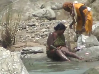 रॅशेल स्टारला तिच्या पुच्चीला त्याच्या व्हॅनच्या मागे चाटणे आवडते