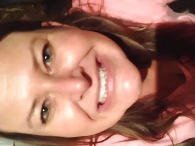 लाजाळू गोरा MILF एस्कॉर्टसह तिला पहिला लेस्बियन अनुभव मिळतो