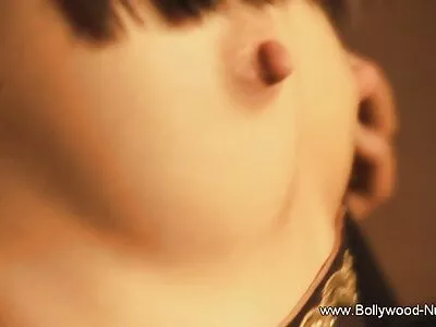 श्यामला च्या मोठ्या नैसर्गिक स्तन मोहकपणे pussyfuck दरम्यान उछाल