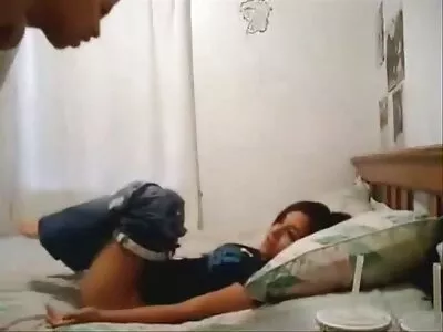 सेक्सी ब्रॉड तिच्या केसाळ पुच्चीला चोखते