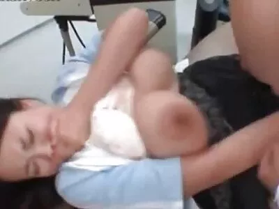 सोफिया स्टील नावाच्या सुडौल अश्लील एमआयएलएफला काही क्षुल्लक काम करण्याची गरज आहे