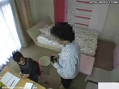 मोठे स्तन आणि टॅटू असलेली गोरी बेब गाडीत नग्न होऊन डिक चोखते