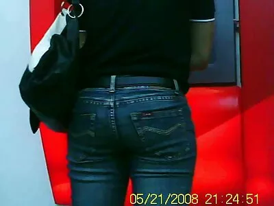 मुलीला तिचे चेरी हॉटेलच्या खोलीत दुसऱ्या क्लायंटने दिले आहे