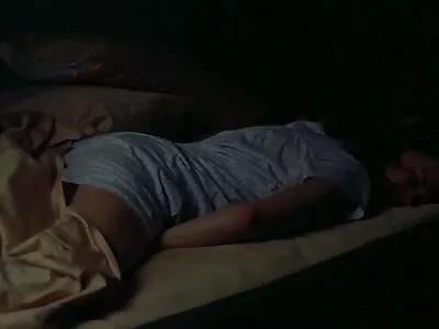 Voyeur या जोडप्याचे जननेंद्रियाच्या संवादादरम्यान चित्रीकरण करत आहे