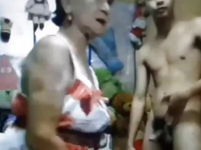 निर्लज्ज श्यामला अॅनाली स्ट्रॅपॉनसह रूममेटमध्ये प्रवेश करते
