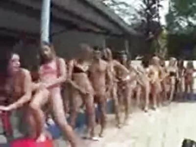 कुशल मुलगा बेडरूममध्ये दोन विलक्षण पिलांसह आराम करतो