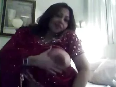 साल्वाडोरमधील खोडकर मुलगी मुंडलेल्या पुच्चीसह खेळते आणि कोंबडा उडवते