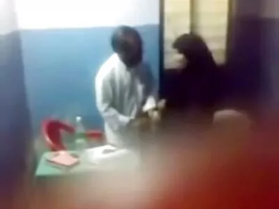 लाजाळू गोरा कास्टिंग काउच वर मोठे चोच चोखत आहे