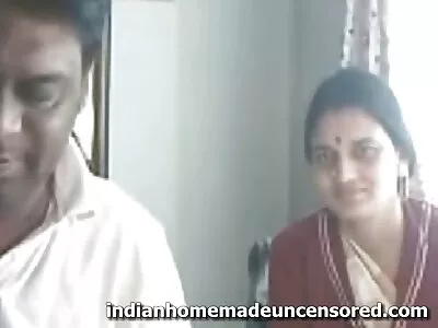 आकर्षक श्यामला सक्रियपणे बेडवर अनोळखी फुगवटा चालवते