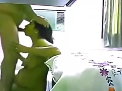 सडपातळ गृहिणी स्वयंपाकघरात सावत्र मुलासोबत मैत्री करते