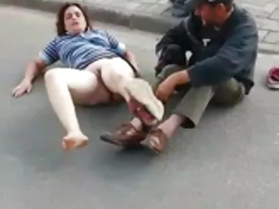 जरी ती एक आजी असली तरी ती महिला अजूनही कोंबडा-भुकेली आहे