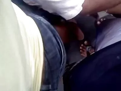 खट्याळ माणूस चोरट्याने लिंबूपाणी स्टँडच्या उग्र मालकाला चोखतो