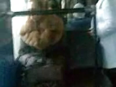 कुटील पोलीस त्याच्या साधनाद्वारे बेकायदेशीर स्थलांतरिताची चौकशी करतात