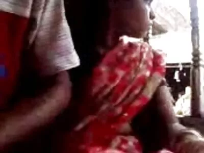 पोकाहॉन्टास जोन्सला तिच्या किशोरवयीन कोवळ्या तोंडात विशाल बोनर मिळतो