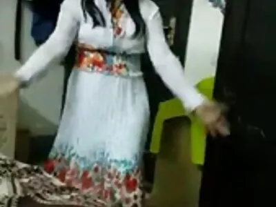 पांढऱ्या वस्त्रातील सुंदर मुलींना डॉक्टर आणि रुग्णांनी मारले
