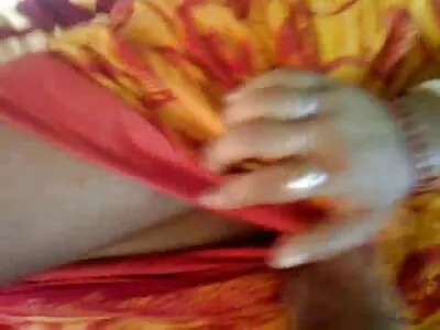 सुंदर श्यामला मुलगी तिच्या मधुर पुच्चीला डिल्डोने ड्रिल करत आहे