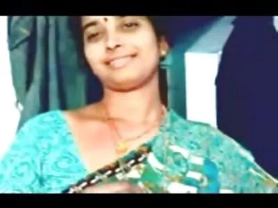 मुलीचे पाय खुले पसरले आहेत जेणेकरून मुलांमध्ये समन्वय असू शकेल