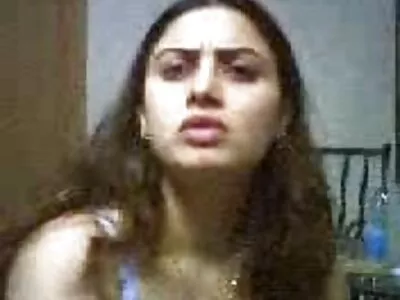 लहान titties असलेल्या वेश्याला क्रूर माणूस तिचे तोंड चोखण्याचा मार्ग पसंत करतो
