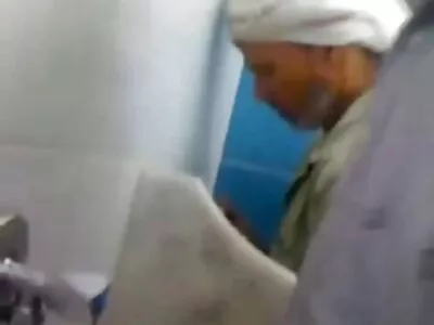 आकर्षक जपानी किशोर एकाच वेळी अनेक लंड देतात