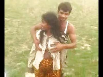 गोरा प्रौढ विशाल स्तन सह उत्साही तरुण लंड आवडते