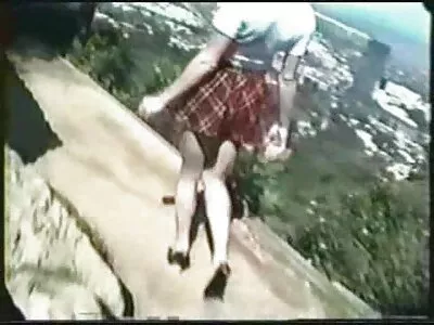 गांठदार श्यामला लॅटिना आत आणि बाहेर चोदले जाते